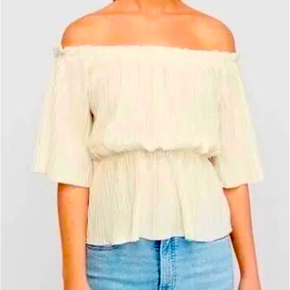BY EXPRESS BRAND NEW OFF THE SHOULDER PLEADED TOP!❤️